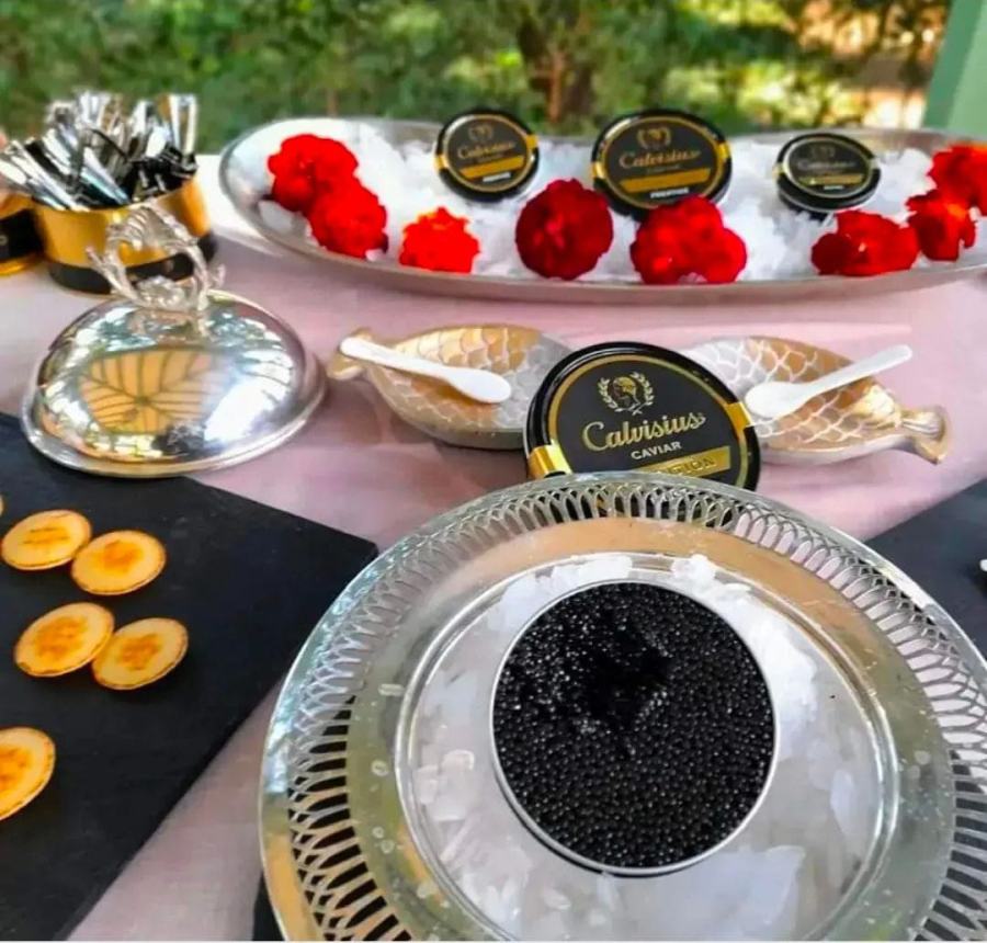Mesa con buffet de caviar y sushi en boda en Sevilla